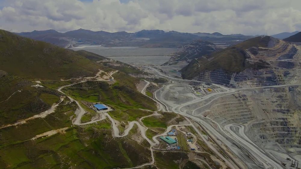 Vista aérea de una mina a tajo abierto en los Andes del Perú